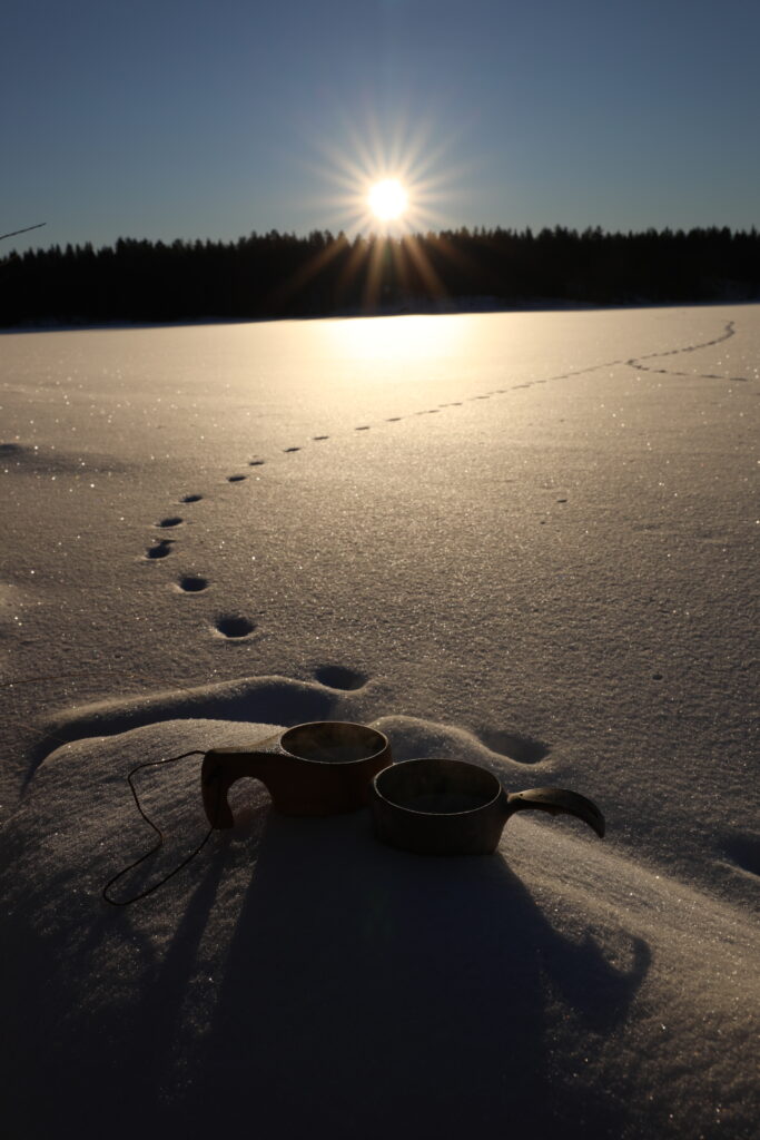 Teehetki retkeilyn lomassa järven jäällä