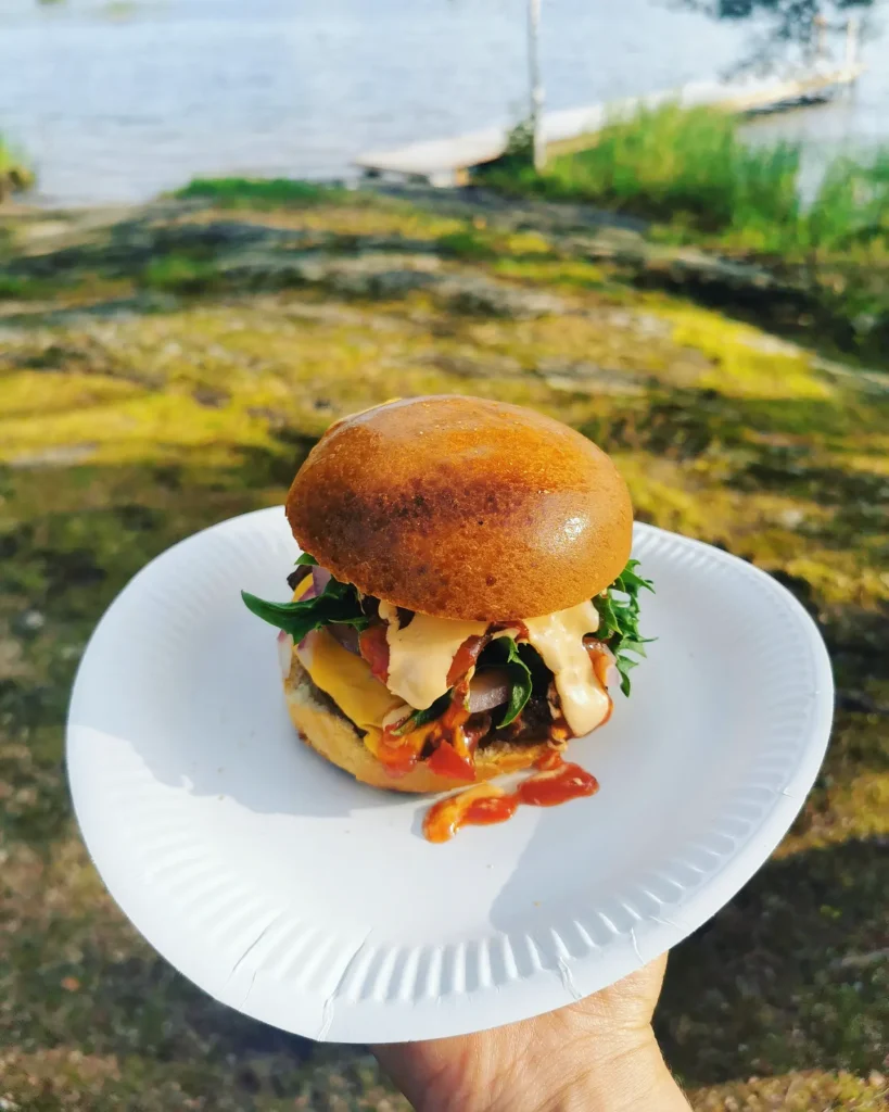 Itsetehty "mökki"burgeri, joka kuuluu saunamenuun